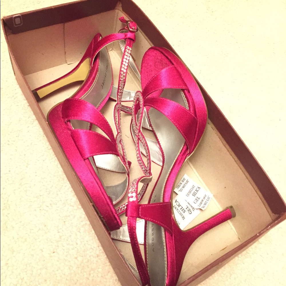 Audrey Brooke heels magenta SZ 8